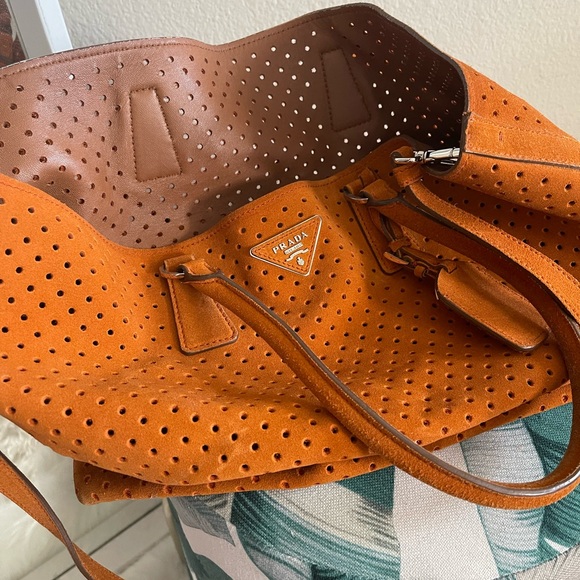Prada perforated tote - Picture 2 of 4